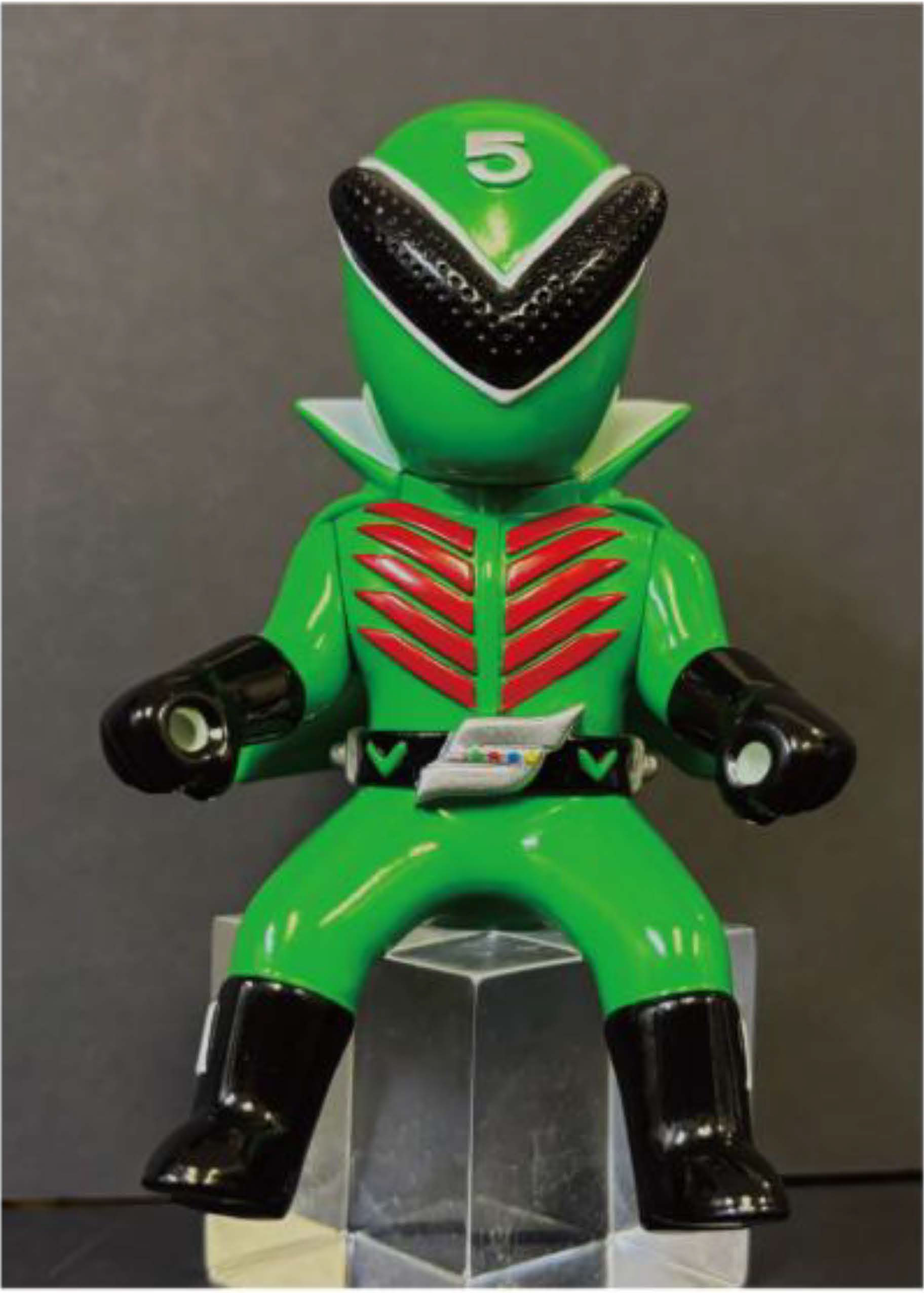胸のファスナーが緑色のラインのままになっているミドレンジャーの画像。交換対象の商品